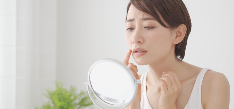 お肌に悩む女性